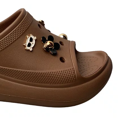 Crocs Aberto Yvate Feminino Marrom Acompanha Acessórios