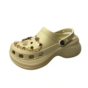Crocs Corfly Feminina Bege Pingentes 